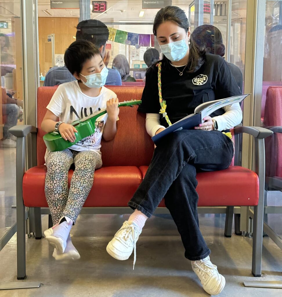 Radda and in–hospital staff playing ukulele.